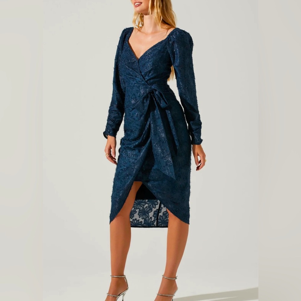 ASTR The Label NWT Metallic Floral Long Sleeve Tie Waist Midi Dress